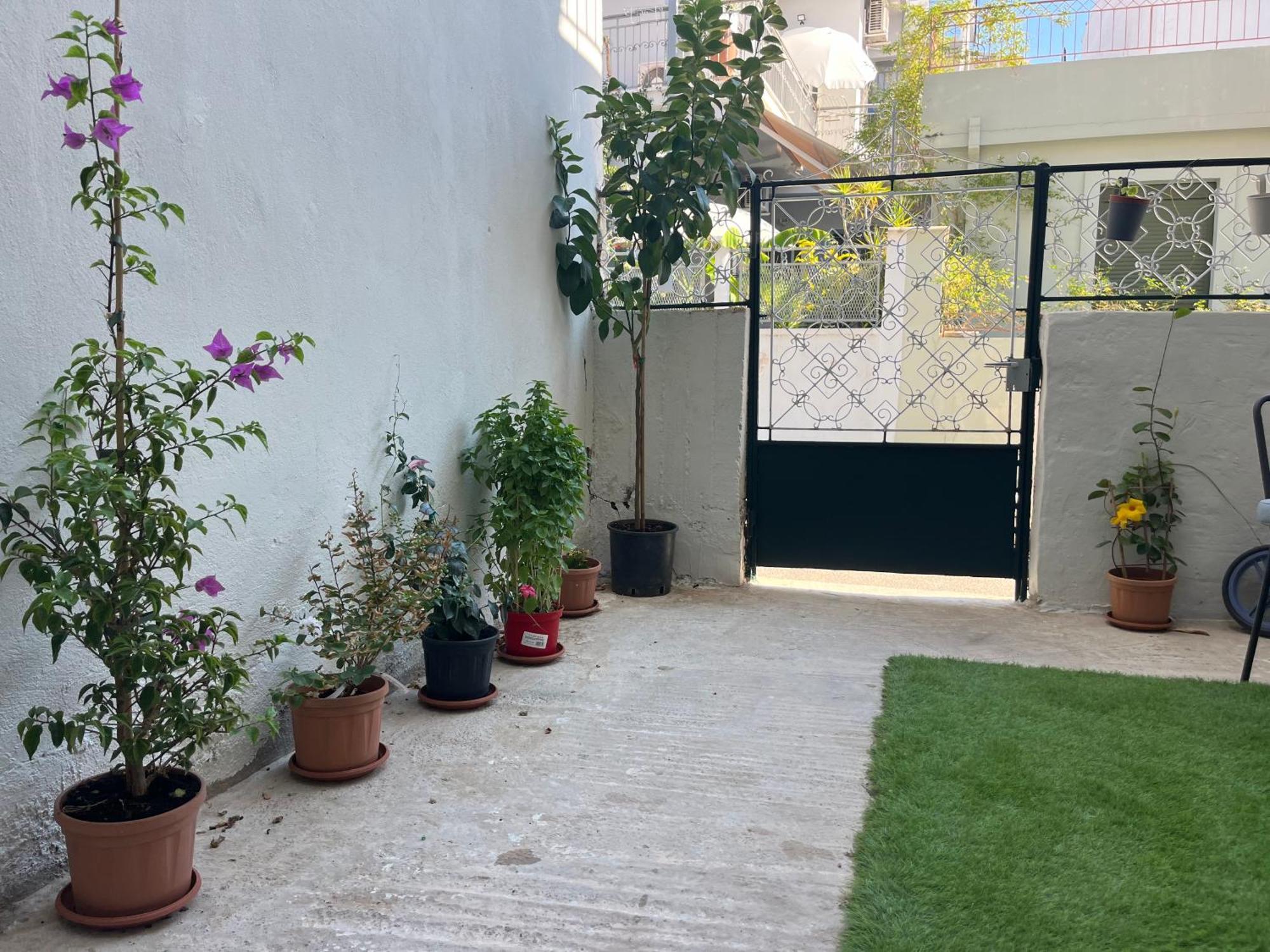 Noa - Designed Garden In The Center Apartment Kalamata